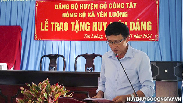 go cong tay trao huy hieu dang (4)