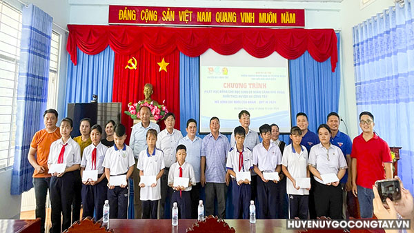 Hình ảnh tại buổi trao học bổng cho các em học sinh.