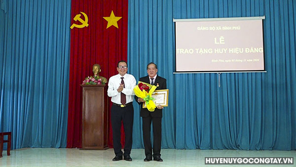 trao huy hieu dang xa binh phu (1)