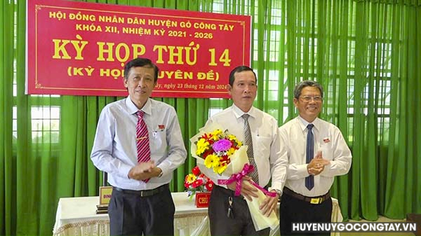 Thường trực HĐND huyện tặng hoa chúc mừng đồng chí Võ Minh Phụng.