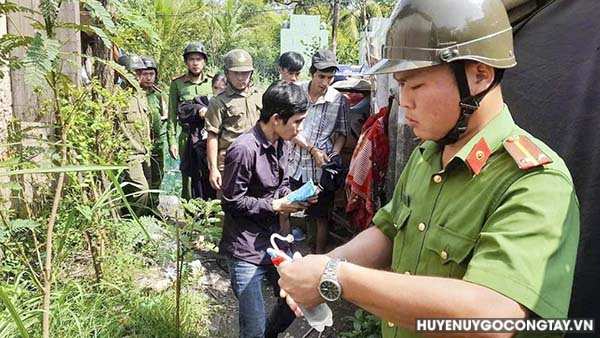 Lực lượng Công an xã Bình Tân đang tiến hành kiểm tra hành chính nơi ở các đối tượng vi phạm.