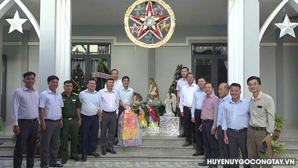 Đoàn lãnh đạo Huyện ủy, HĐND, UBND, UBMTTQ VN huyện đến thăm và chúc mừng  các cơ sở tôn giáo nhân dịp Giáng Sinh năm 2024.