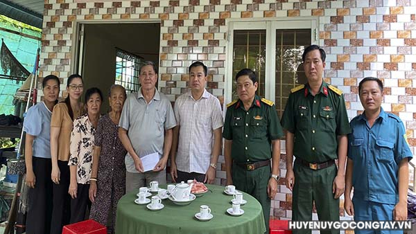 Đoàn lãnh đạo huyện thăm và tặng quà các gia đình chính sách xã Long Vĩnh nhân kỷ niệm 80 năm Ngày Thành lập Quân đội Nhân dân Việt Nam