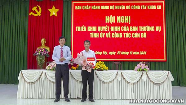 Thường trực Huyện uỷ trao quyết định, tặng hoa chúc mừng đồng chí Ngô Văn Dũng.