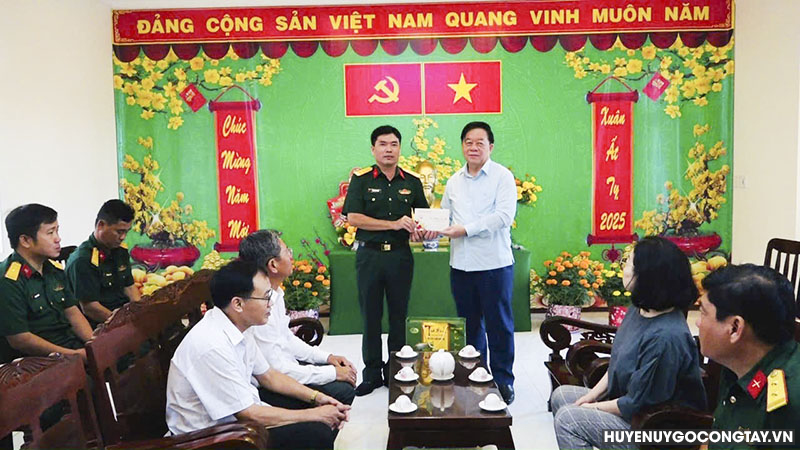 Đồng chí Trưởng Ban Tuyên giáo Trung ương tặng quà cho tập thể cán bộ, chiến sĩ Ban Chỉ huy Quân sự huyện Gò Công Tây.