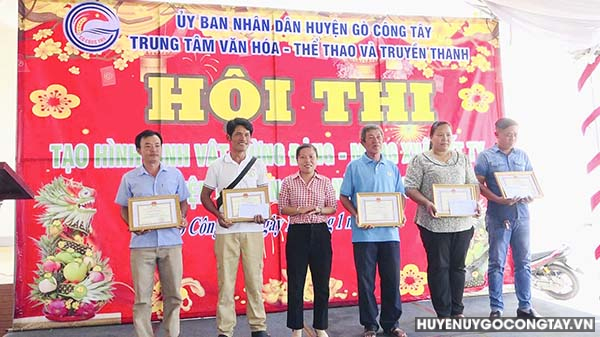 go cong tay hoi thi lam linh vat (3)