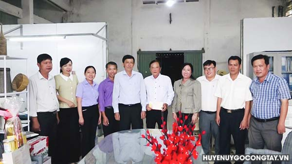 huyen uy go cong tay chuc tet doanh nghiep (5)