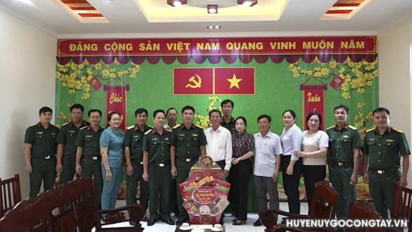 Đoàn lãnh đạo Huyện ủy, HĐND, UBND, UBMTTQVN huyện đến thăm chúc Tết cán bộ, chiến sĩ lực lượng vũ trang huyện