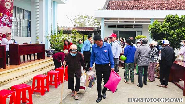 khoi van go cong tay tang qua tet nguoi ngheo (2)