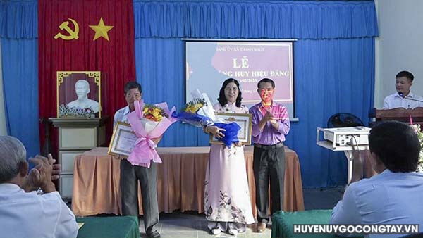 trao huy hieu dang thanh nhut go cong tay (4)