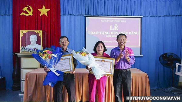 trao huy hieu dang thanh nhut go cong tay (5)