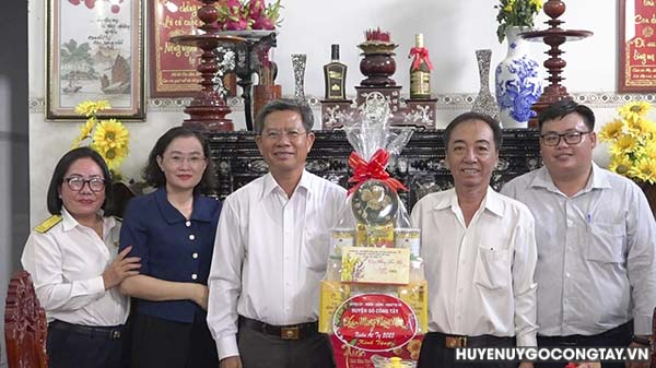 ubnd huyen go cong tay chuc tet (1)