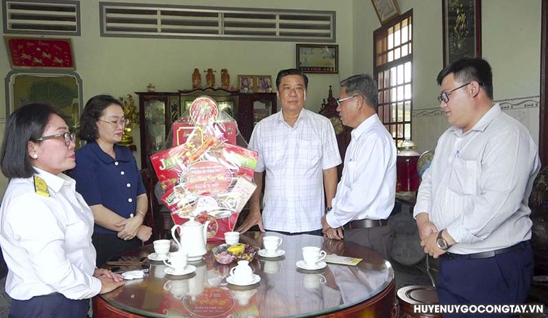 Đồng chí Huỳnh Thanh Bình – Phó Bí thư Huyện ủy, Chủ tịch UBND huyện cùng các thành viên trong đoàn thăm, chúc Tết gia đình đồng chí Võ Tấn Hiền.