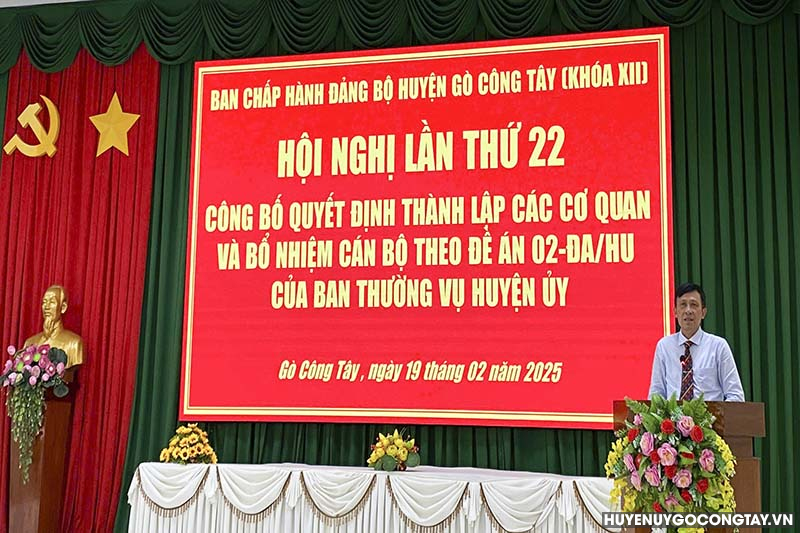 ban thuong vu huyen uy go cong tay cong bo quyet dinh (1)