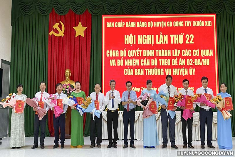 ban thuong vu huyen uy go cong tay cong bo quyet dinh (4)