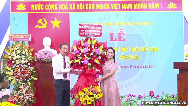 Đại diện lãnh đạo Sở Y tế tỉnh Tiền Giang tặng hoa chúc mừng Ngày Thầy thuốc Việt Nam.