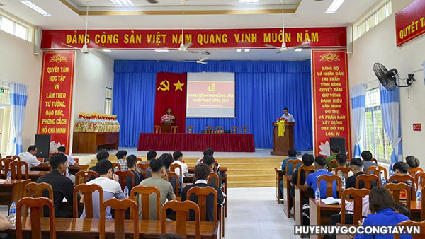 Quang cảnh Lễ trao Lệnh trúng tuyển nghĩa vụ quân sự năm 2025 cho thanh niên tại đơn vị Thị trấn Vĩnh Bình.