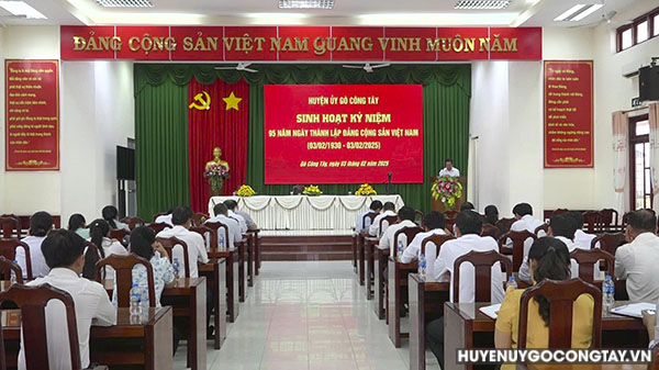 Quang cảnh buổi sinh hoạt truyền thống kỷ niệm 95 năm Ngày thành lập Đảng CSVN  tại hội trường Huyện ủy.