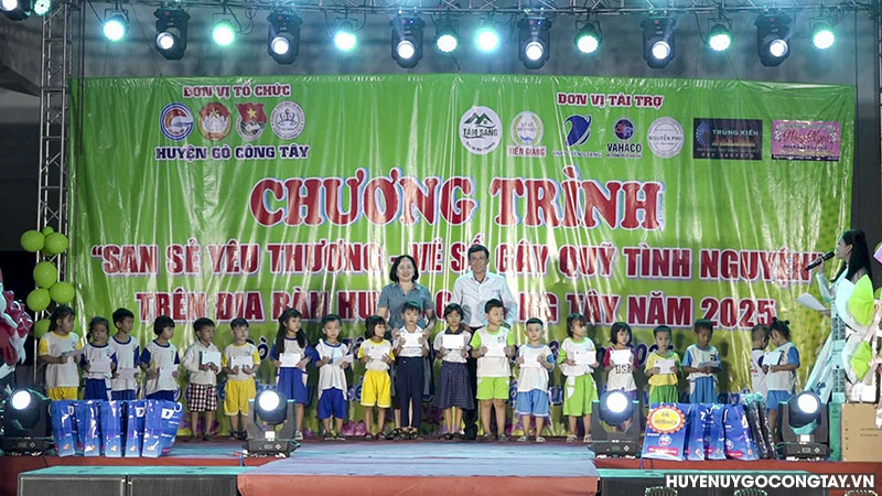 Lãnh đạo tỉnh, huyện trao học bổng cho các em học sinh.