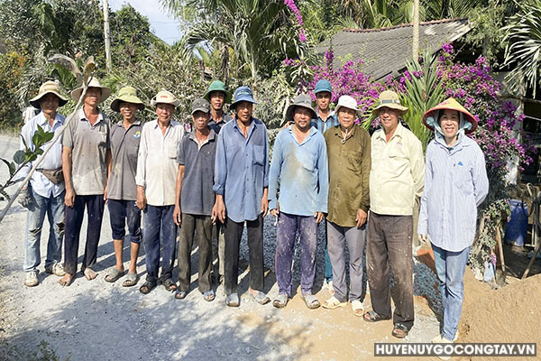 Nhóm Từ thiện Anh Em Thợ điện Ninh Đồng tham gia hỗ trợ miễn phí xây dựng nhà cho hộ khó khăn trên địa bàn xã Đồng Sơn.