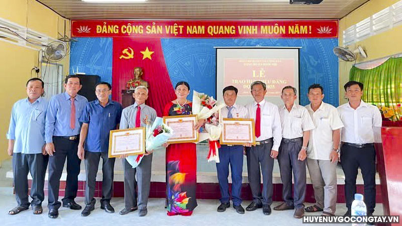huyen uy go cong tay trao huy hieu dang 19 5 (2)
