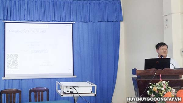 Đồng chí Võ Hoàng Lâm - Phó Bí thư thường trực Đảng ủy khảo sát trực tiếp việc nêu gương bằng các ứng dụng trực tuyến
