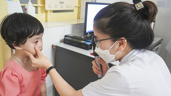 Trung tâm Y tế huyện Gò Công Tây: Tăng cường truyền thông trong cộng đồng về bệnh Đau mắt đỏ có thể biến chứng nguy hiểm, mất thị lực vĩnh viễn
